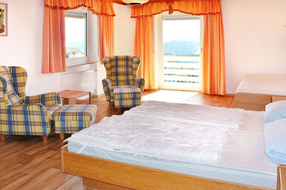 Schönes alleinstehendes Ferienhaus mit  W-Lan, Pool, Tv, Terrasse, Panoramablick, Parkplatz in Kollnburg, Ostbayern