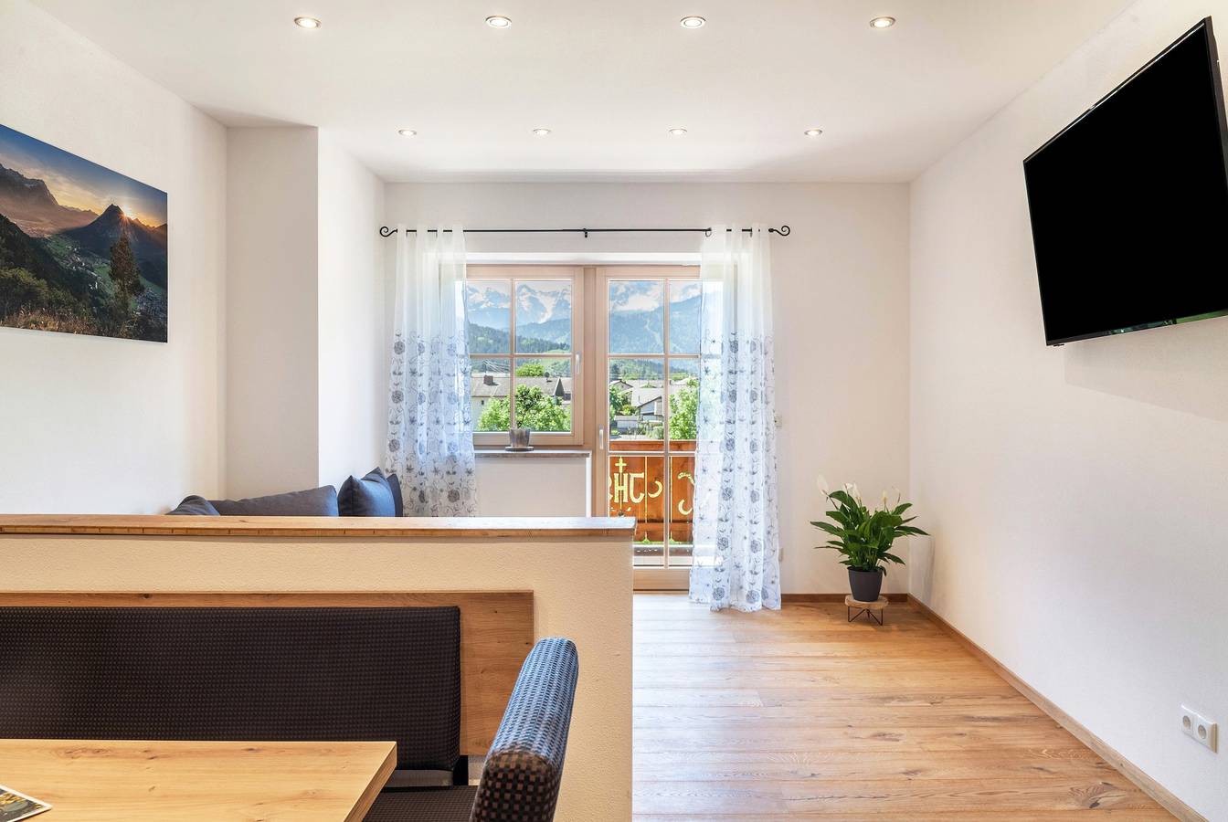 Ganze Wohnung, Ferienwohnung "Vrenal" Rund-um-Bergblick bis zur Zugspitze im Neubau mit Balkon und Wlan in Farchant, Bayerische Alpen