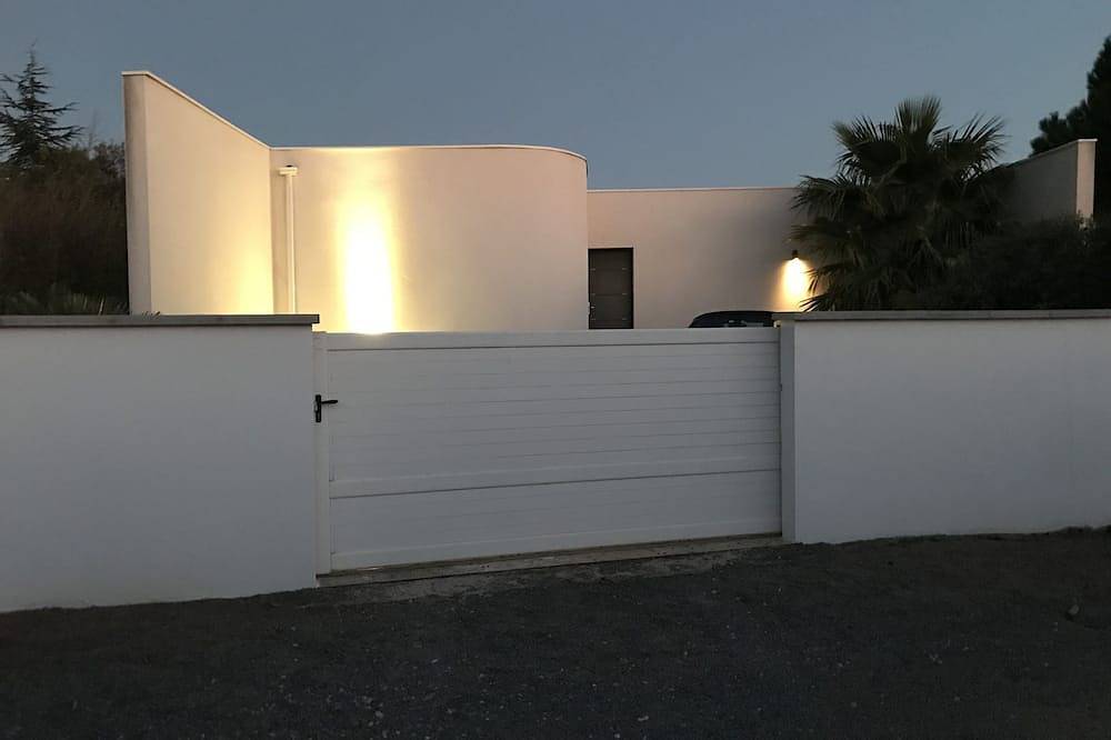 Unique Modern Villa in Marseillan, private heated pool, 4 double bedrooms and Ac in Marseillan, Côte méditerranéenne (France)