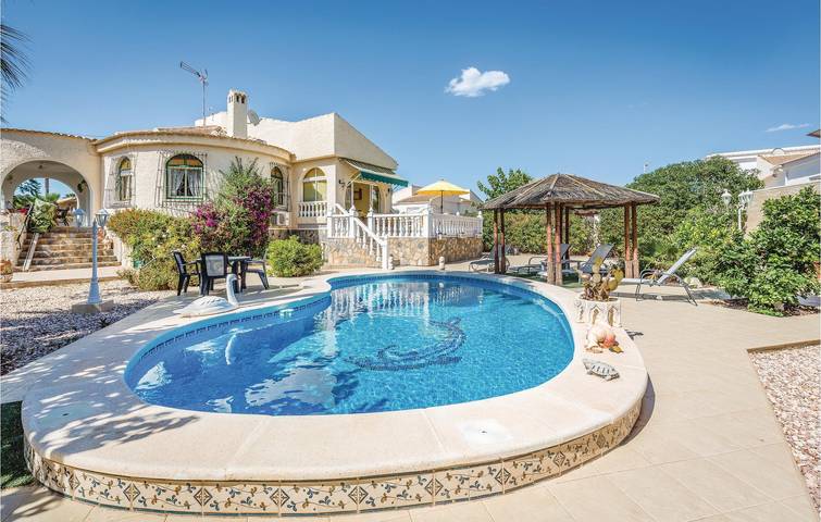 Ferienhaus für 4 Personen, mit Terrasse und Whirlpool sowie Garten in Torrevieja