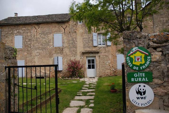 Location de vacances pour 12 personnes, avec terrasse et jardin à Saint-André-de-Vézines