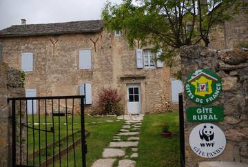 Location de vacances pour 12 personnes, avec jardin et terrasse à Saint-André-de-Vézines