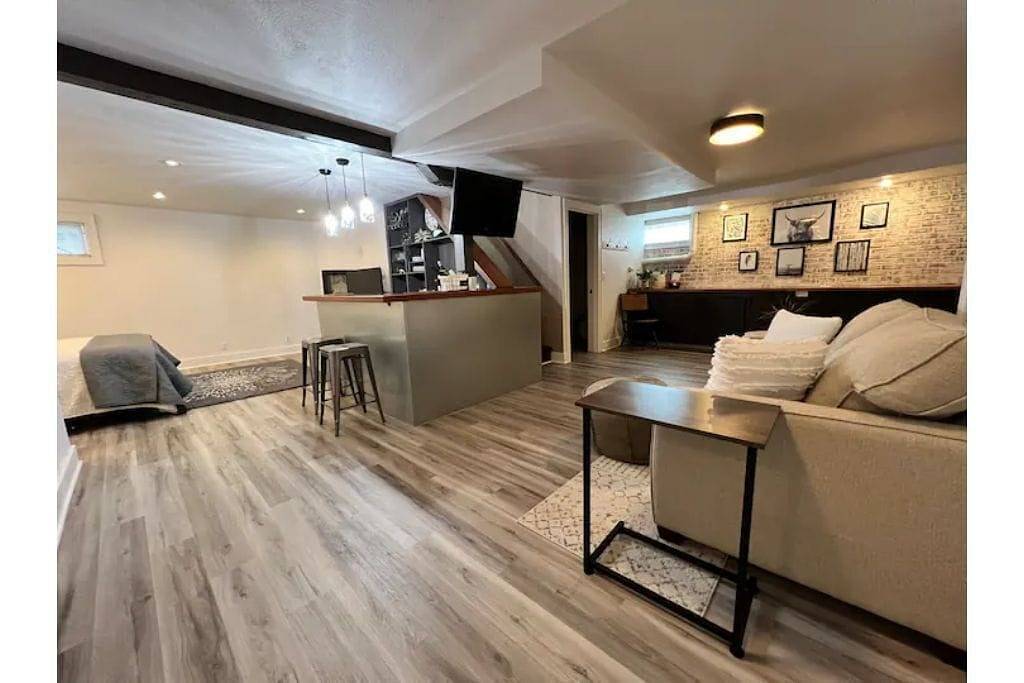 Ganze Wohnung, Spacious basement apt. Off-street parking, washer & dryer, kitchenette, sleeps 4 in Salem (OR), Willamette Valley