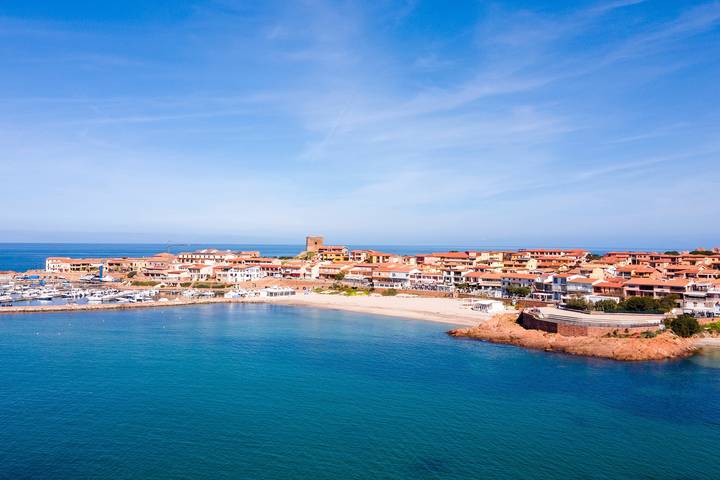 Appartamento intero, Appartamento 'Vista Porto Mansarda' con terrazza condivisa, Wi-Fi e aria condizionata in Isola Rossa, Trinità d'Agultu e Vignola