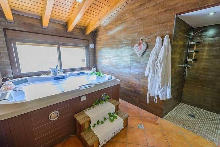 Gîte pour 4 personnes, avec Balcon et Jacuzzi ainsi que Jardin et Piscine