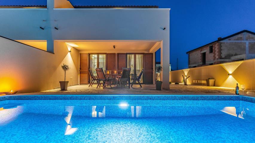 Villa für 7 Personen, mit Terrasse und Whirlpool sowie Sauna und Garten in Vodnjan