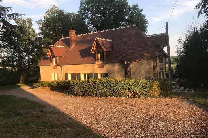 Gîte pour 8 personnes, avec terrasse et jardin à Urzy
