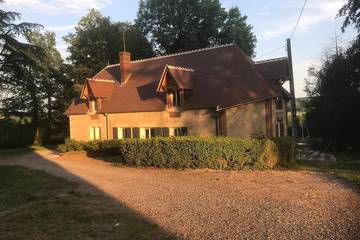 Location de vacances pour 8 personnes, avec jardin et terrasse à Urzy