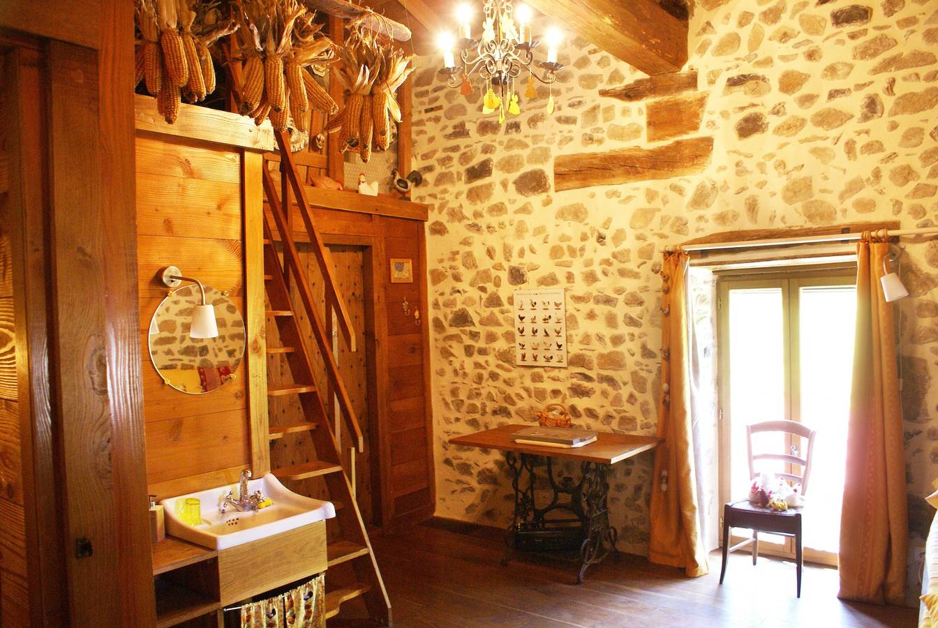 Ferienhaus „La Basse Cour“ mit Gemeinschaftspool, Terrasse und Wlan in Deux-Grosnes, Villefranche-sur-Saône und Umgebung