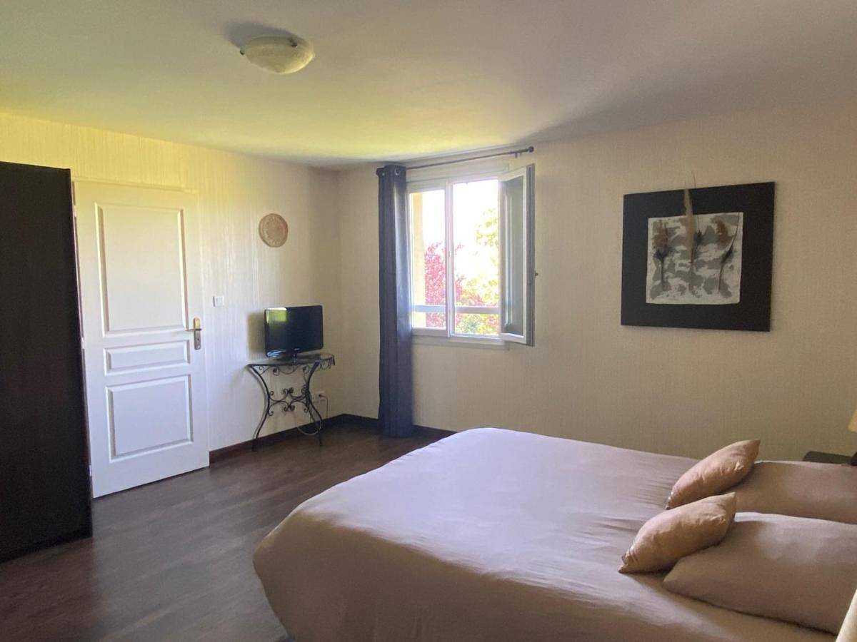 Triple Room with Garden View in Belleville-en-Beaujolais, Beaujolais
