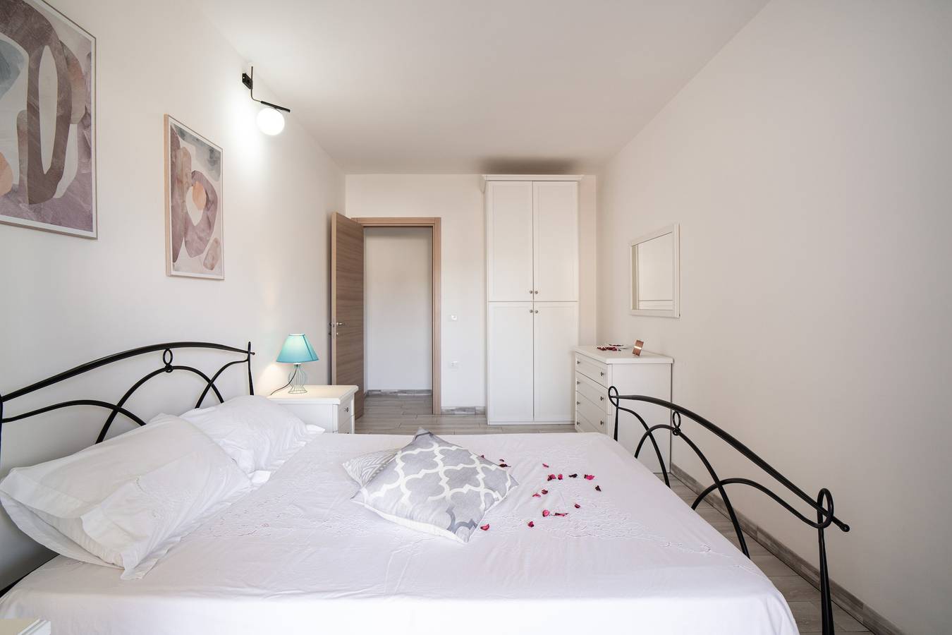 Appartement entier, Appartement 'Celeste' avec terrasse privée, Wi-Fi et climatisation in Orosei, Golfe d'Orosei