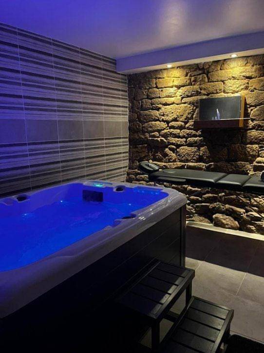 Location de vacances pour 2 personnes, avec terrasse ainsi que jacuzzi et jardin à Bubry - 3