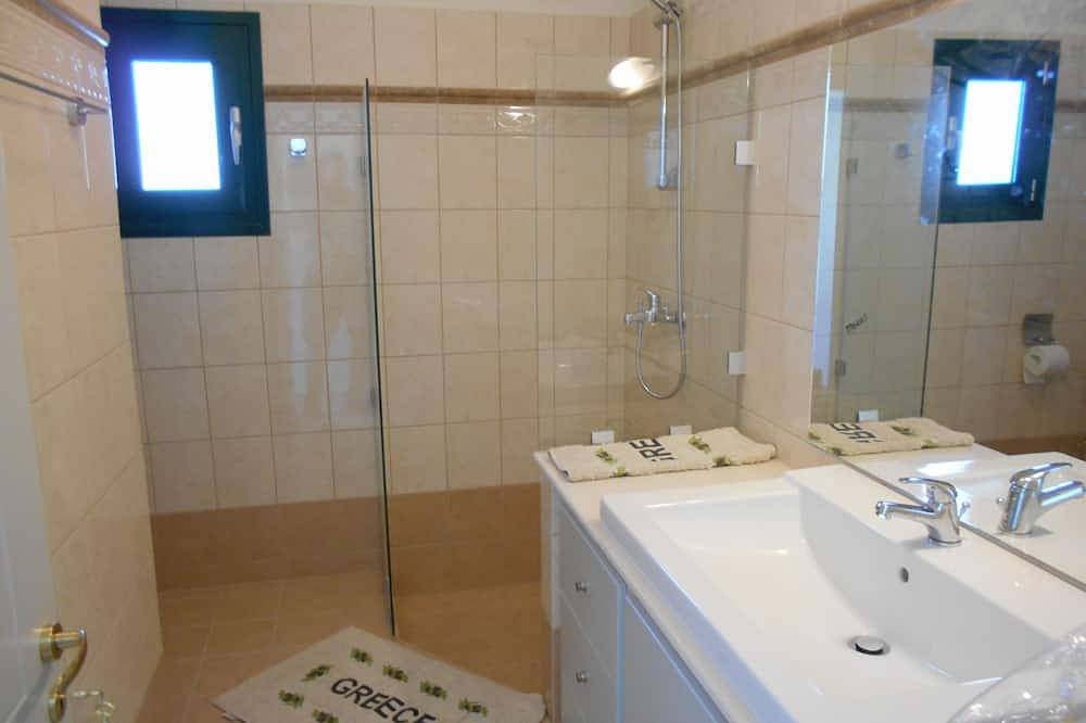 Mooie nieuwe en comfortabele villa met zwembad, prachtig uitzicht. in Mirties, Kalymnos