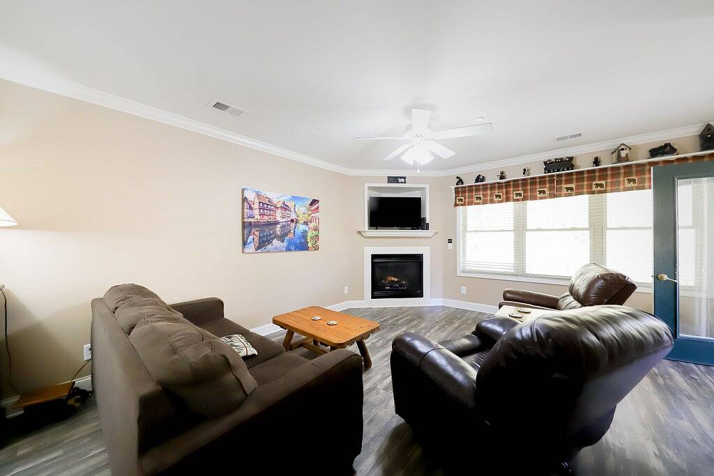 Ganze Wohnung, Riverfront oasis with dual suites, 3 fireplaces, central Ac, & walkable locale in Helen, Chattahoochee National Forest