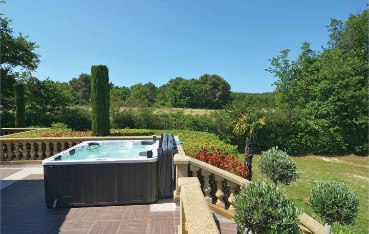 Poolside Apartment with Parking and WiFi in Trets, Mediterranean Coast (France)
