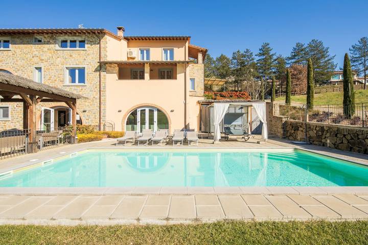 Ferienhaus für 28 Personen, mit Garten und Pool sowie Seeblick und Terrasse