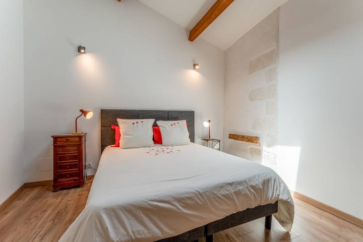 Guest Room “Coquelicot” with Wi-Fi and Air Conditioning in Domazan, Nimes region
