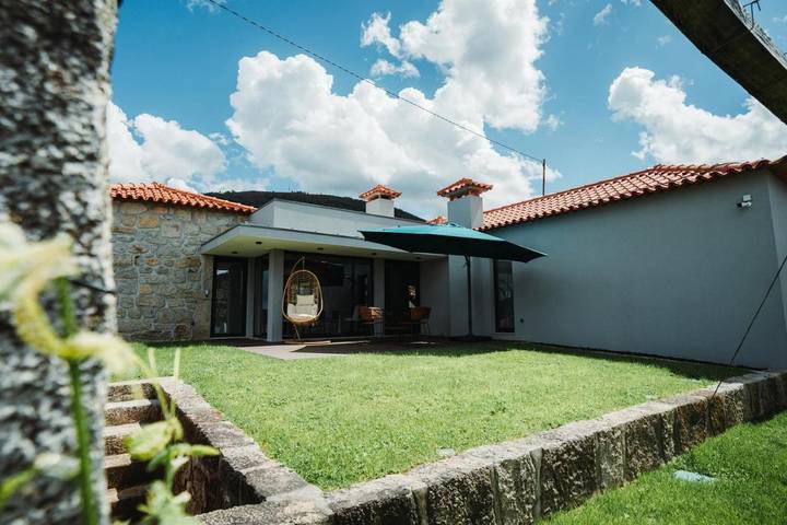 Location de vacances pour 3 personnes, avec vue ainsi que jardin et piscine à Arouca - 2