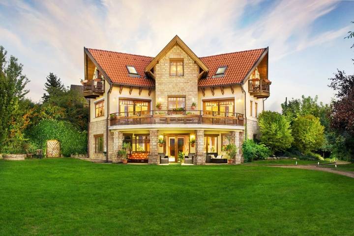 Villa für 26 Personen, mit Balkon und Whirlpool sowie Terrasse und Garten in Budapest