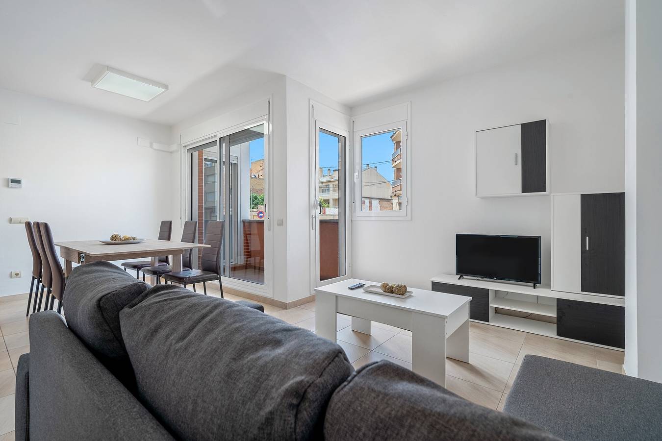 Apartamento entero, Apartamento 'Sara' con terraza privada, Wi-Fi y aire acondicionado in La Aldea, Delta del Ebro