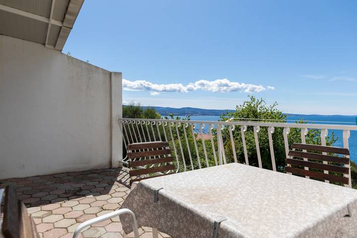 Ganze Wohnung, 1-Zimmer-Ferienwohnung mit Terrasse und Meerblick Nemira, Omis A-2828-e in Omiš (Kroatische Adria), Omis-Riviera