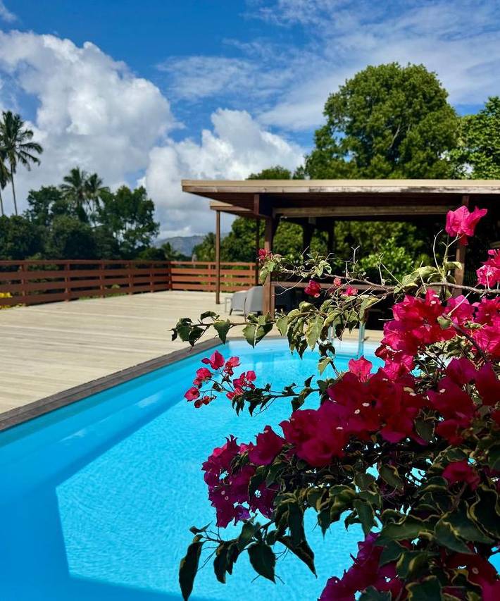 Location de vacances pour 6 personnes, avec piscine ainsi que vue et jardin dans Atuona