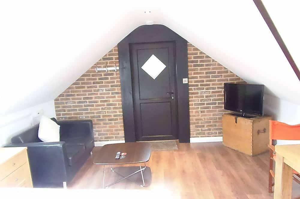 Entire apartment, Detached 1st Floor Studio Flat in Littlehampton, West Sussex