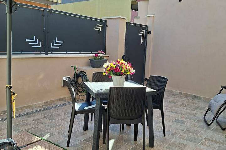 Location de vacances pour 4 personnes, avec balcon et jardin dans Dolianova