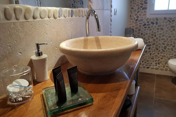 Gîte pour 2 personnes, avec piscine ainsi que terrasse et jacuzzi à Vacquières - 3