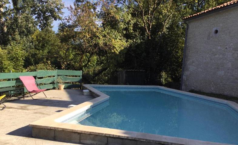 Location de vacances pour 2 personnes, avec piscine et vue ainsi que terrasse et jardin à Savignac-de-Duras - 3