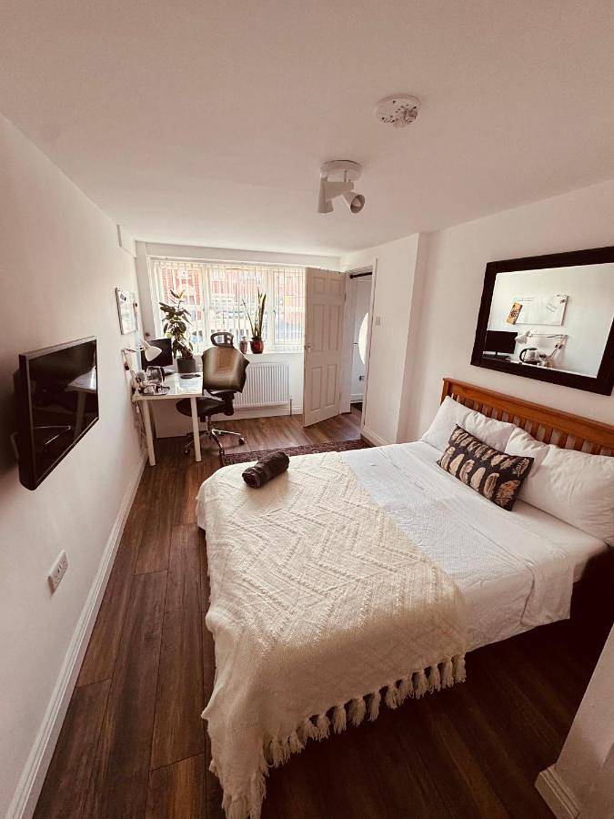 Walk to City Centre I Free Parking I Luxury Ensuite I Private New Estate in Coventry, Birmingham Area