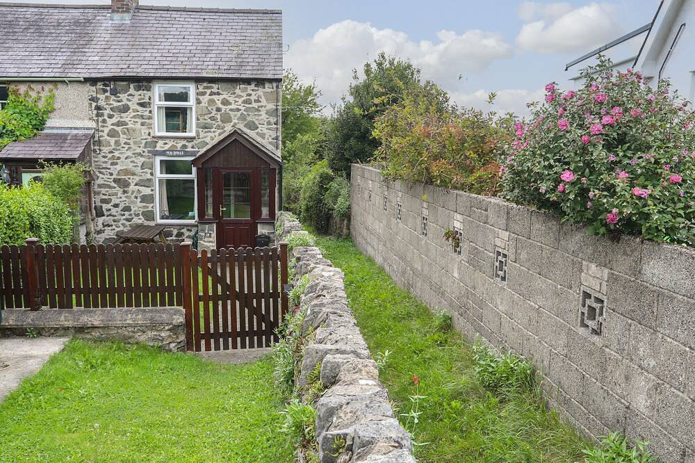 Pen Dinas, pet friendly, character holiday cottage in Bangor in Bangor, Snowdonia