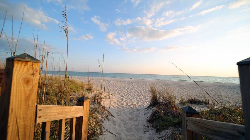 Vacation rental for 6 people, with pool and balcony as well as hot tub in Madeira Beach