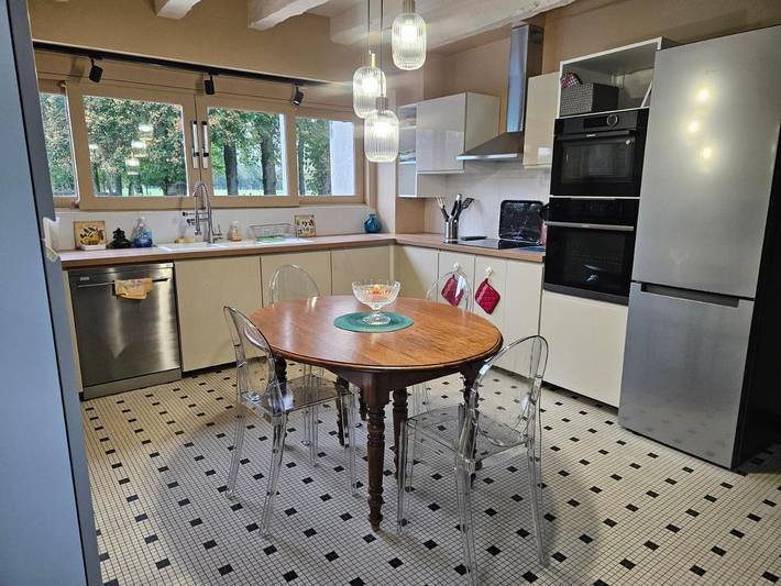 Location de vacances pour 12 personnes, avec vue et piscine ainsi que terrasse et jardin à Luynes - 3