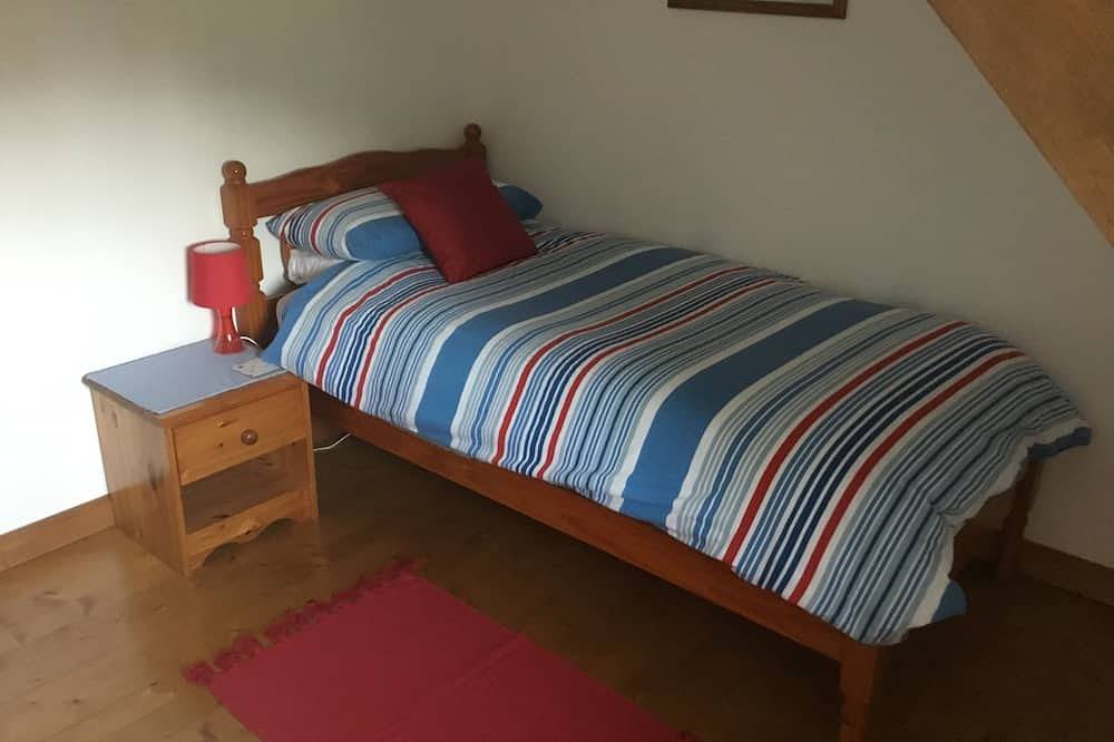 Gable End Cottage Sleeps 5 (3 Bedrooms) with heated pool in Canihuel, Région de Guingamp