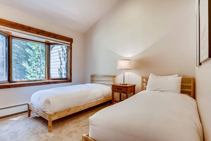 Vacation rental for 8 people, with yard and balcony as well as hot tub in Vail