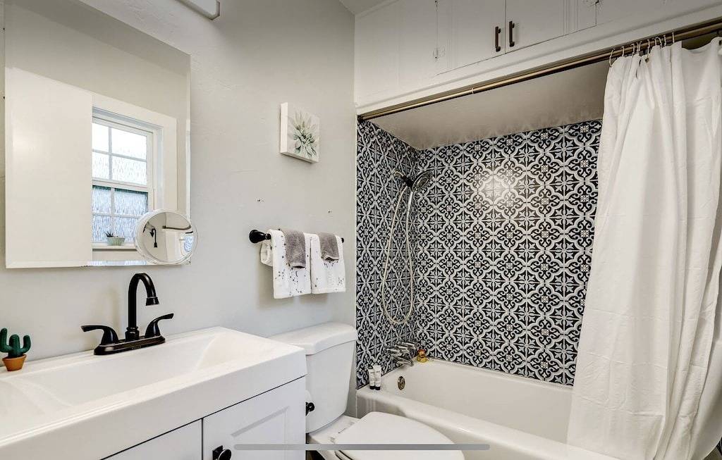 Fort Worth Arts District Bungalow. 2 blocks from Dickies Arena! in Fort Worth, Tarrant County