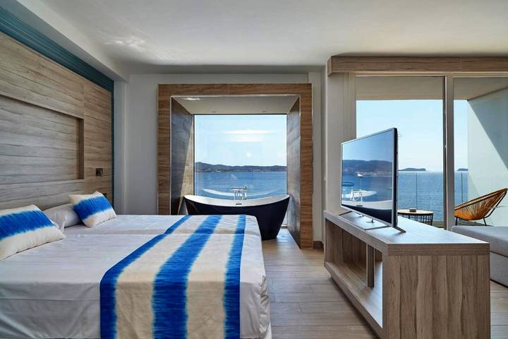 Appart’hôtel pour 4 personnes, avec Balcon et Terrasse ainsi que Jardin et Piscine à Sant Antoni de Portmany
