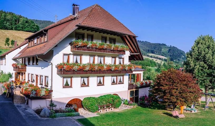 Privatzimmer für 2 Personen, mit Terrasse und Garten sowie Ausblick in Simonswald