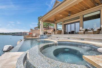 Vacation Rental for 14 Guests in Horseshoe Bay, Llano County, Picture 2