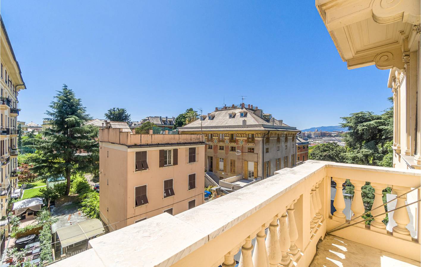 Hel ferielejlighed, Ferielejlighed for 8 personer med terrasse in Genova (City), Genova