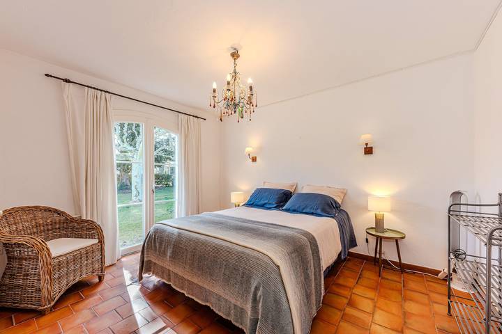 Location de vacances pour 6 personnes, avec terrasse ainsi que jardin et piscine à Villecroze - 4