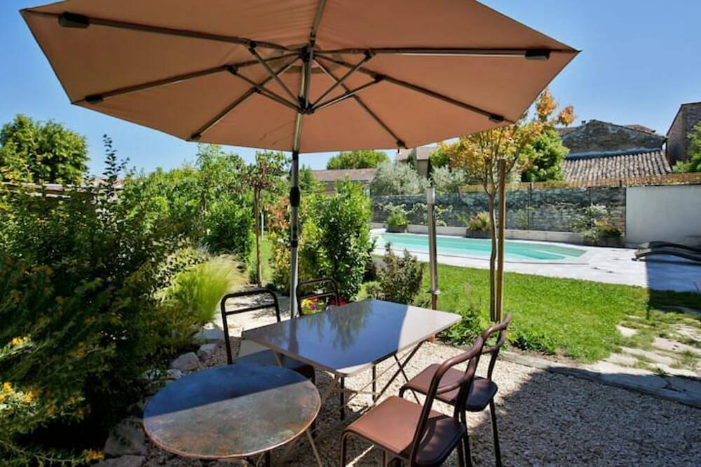 L'Oustau de Famiho Air-conditioned gite in renovated farmhouse near Avignon swimming pool in Châteauneuf-de-Gadagne, Vaucluse