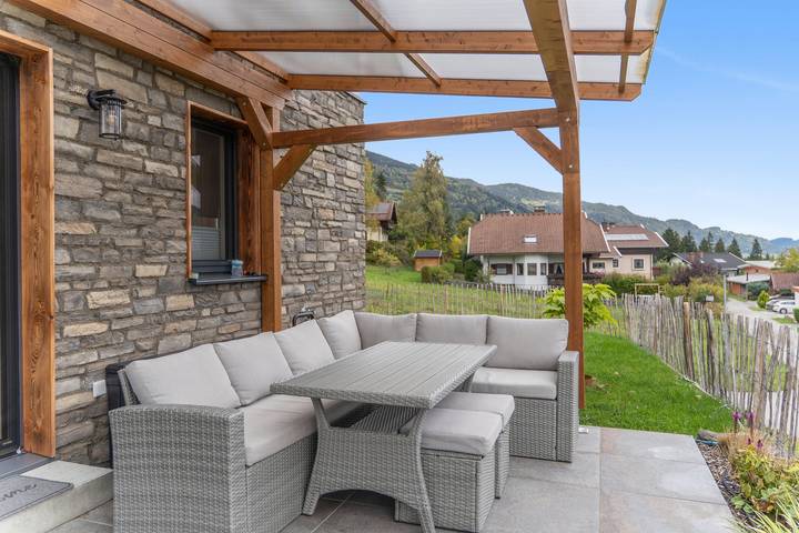 Ferienhaus 'Steinrose' mit Seeblick, privater Terrasse und WLAN in Bodensdorf, Gerlitzen