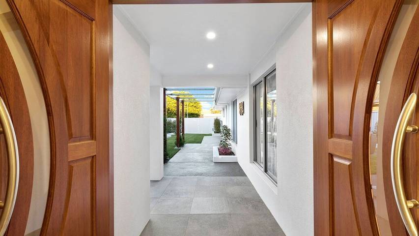 Holiday home for 9 people in Mooloolaba