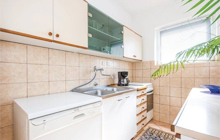 Ganze Ferienwohnung, Charmante 2-Zimmer-Wohnung mit Terrasse, 300 m vom Strand entfernt, Parkplatz & WLAN in Senj, Kvarner Festland