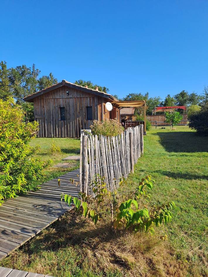 Gîte pour 4 personnes, avec terrasse ainsi que jardin et piscine à Salles - 2