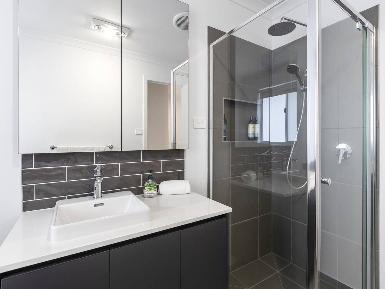 Entire apartment, Family Home with Yard Near Armstrong Creek in Greater Geelong City