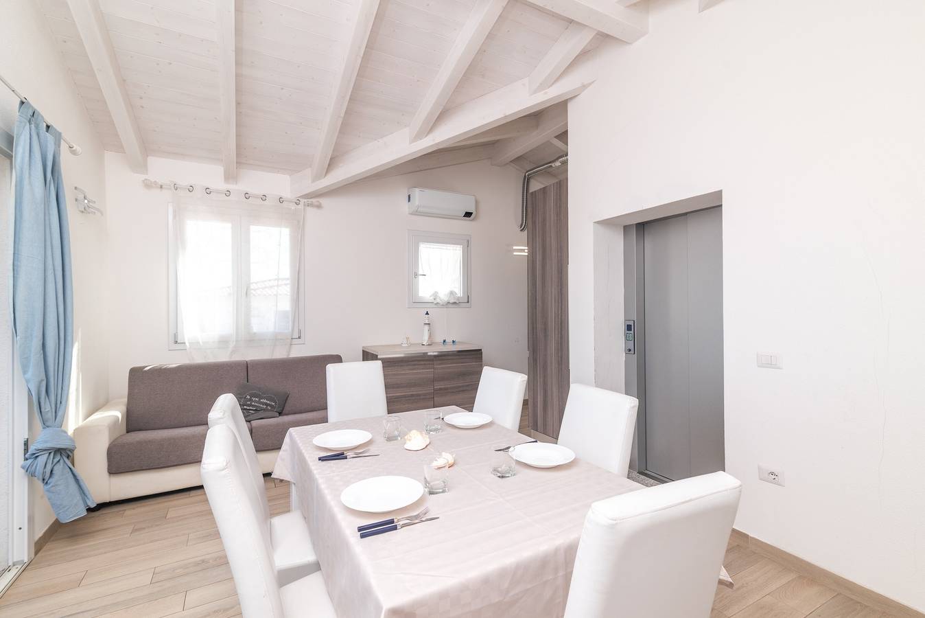 Apartamento entero, Apartamento 'Attico Con Vista Mare A Budoni' con vistas al mar, terraza y aire acondicionado in Budoni, Olbia-Tempio