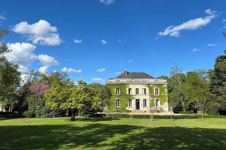 Location de vacances pour 80 personnes, avec jardin à Bécon-les-Granits